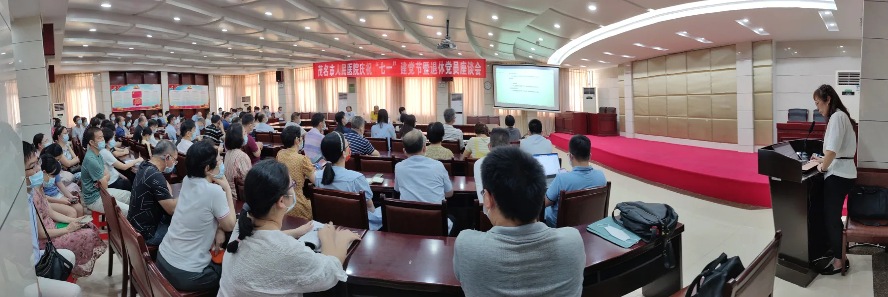 徐老师在医院现场开展集体培训与辅导