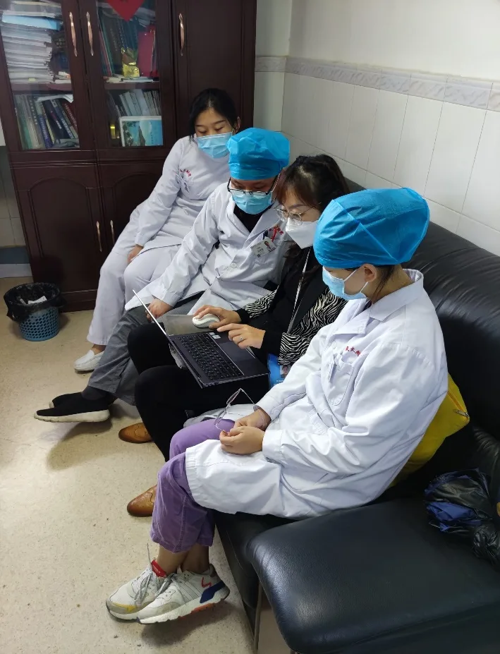 徐老师与医务人员在科室现场交流