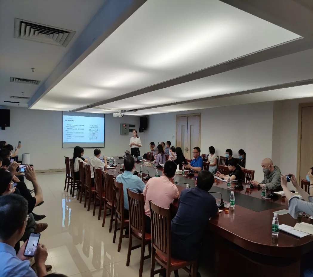 徐老师在会议室与医院团队开展辅导交流